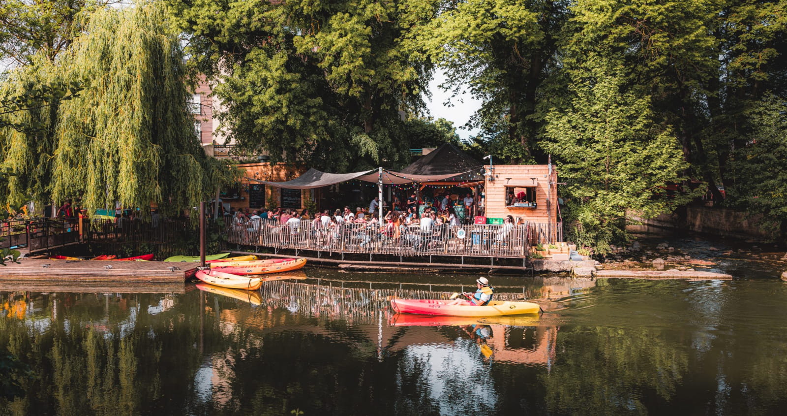 Vue globale de la guinguette de Chartres située aux bords de l'Eure