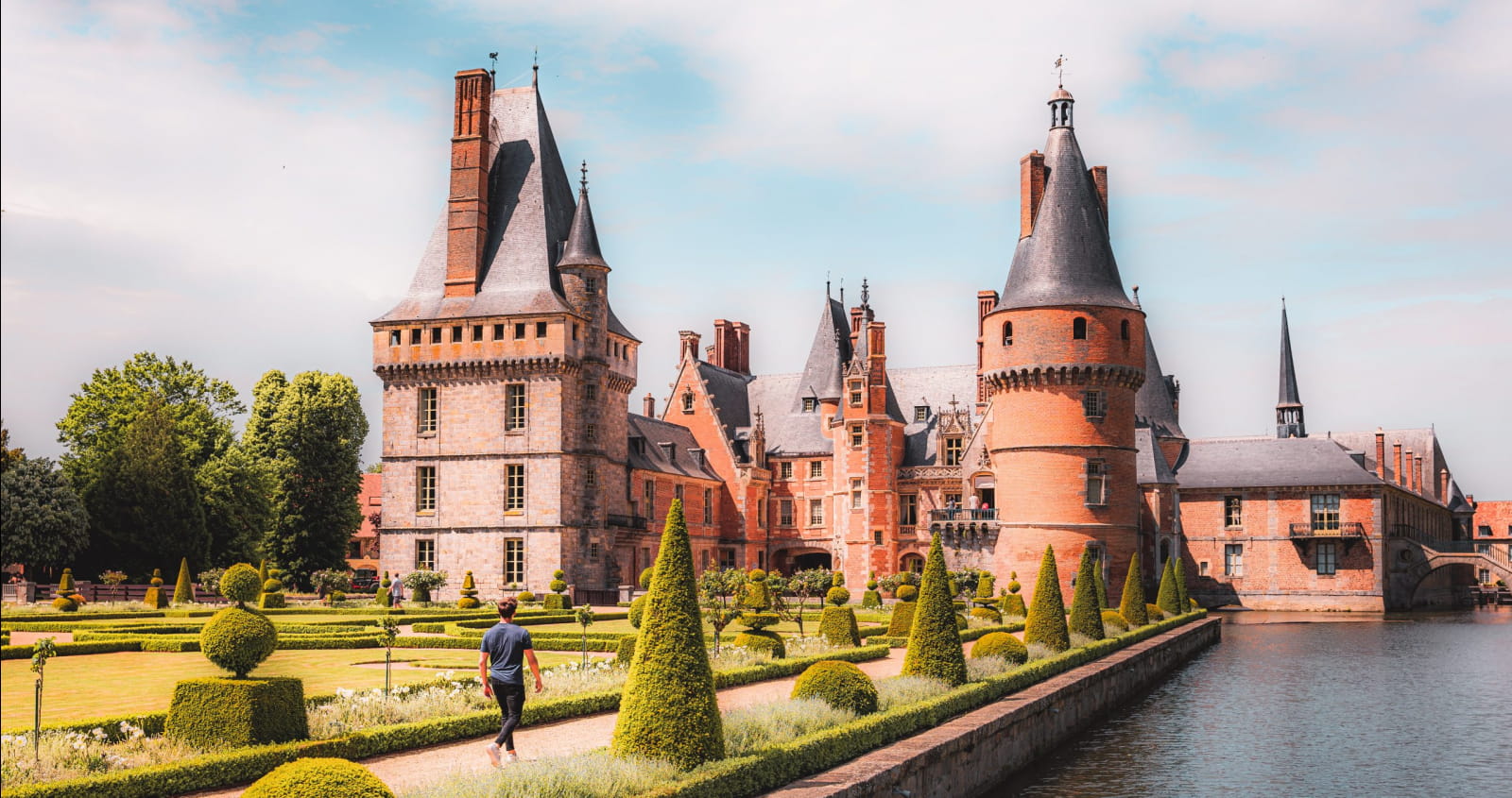 Homme dans les jardins à la française du château de Maintenon